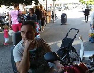 Marciapiedi alti e ostacoli Coteto proibito ai disabili 