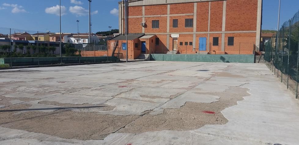 Ploaghe, ora il campo da tennis ha un manto verde