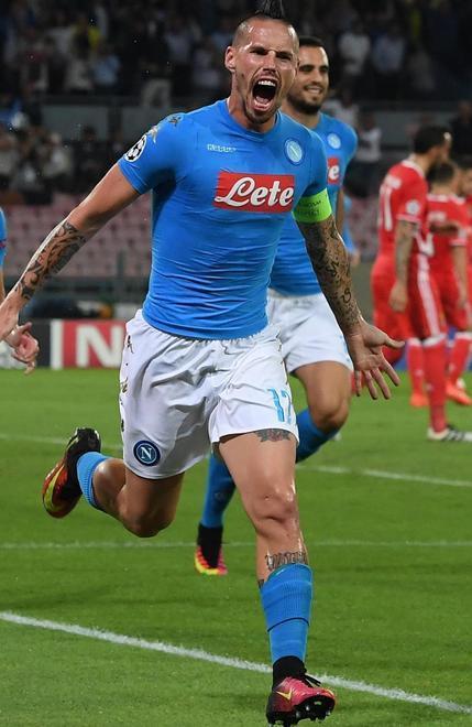 È un Napoli da urlo Benfica travolto e primato nel girone 