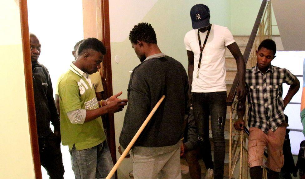 Blitz dei vigili nel centro per migranti 