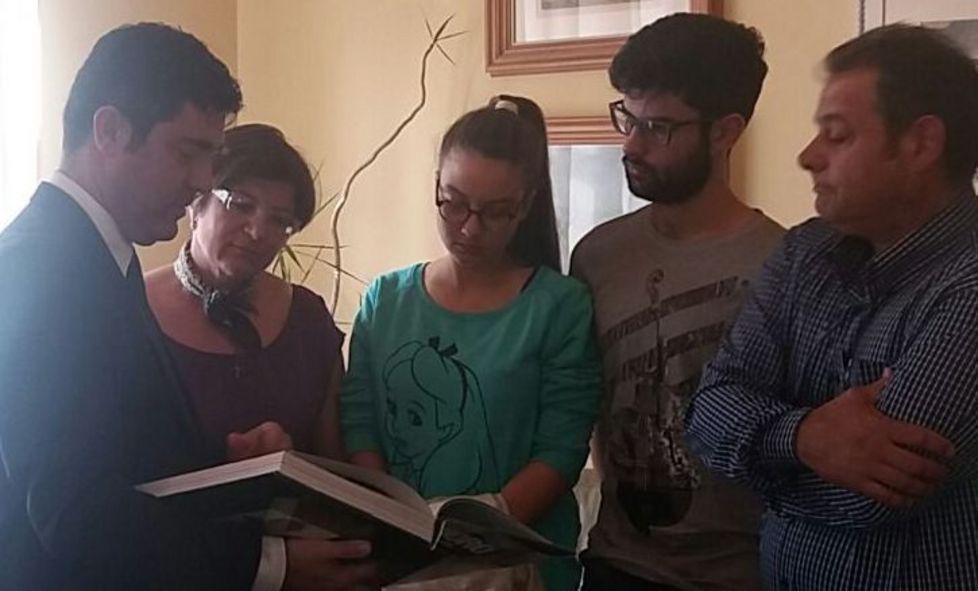La famiglia Sanna accolta in Comune