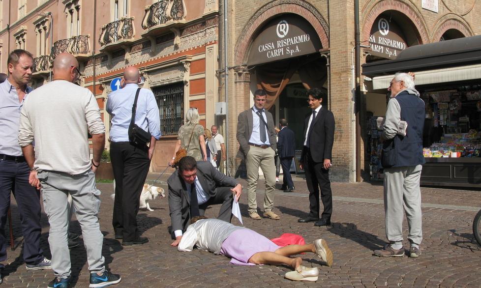 Inciampa in piazza, arriva il 118