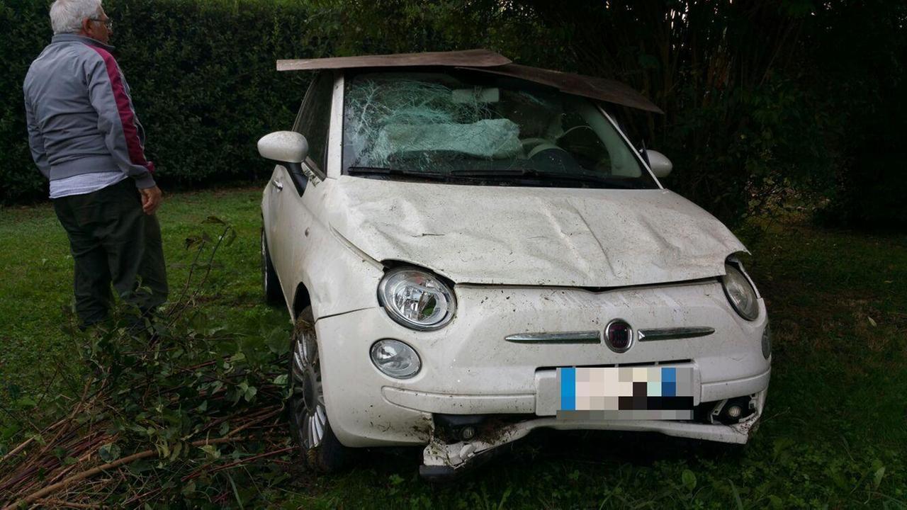 L'auto che si è ribaltata a Segromigno (Foto Sernacchioli)
