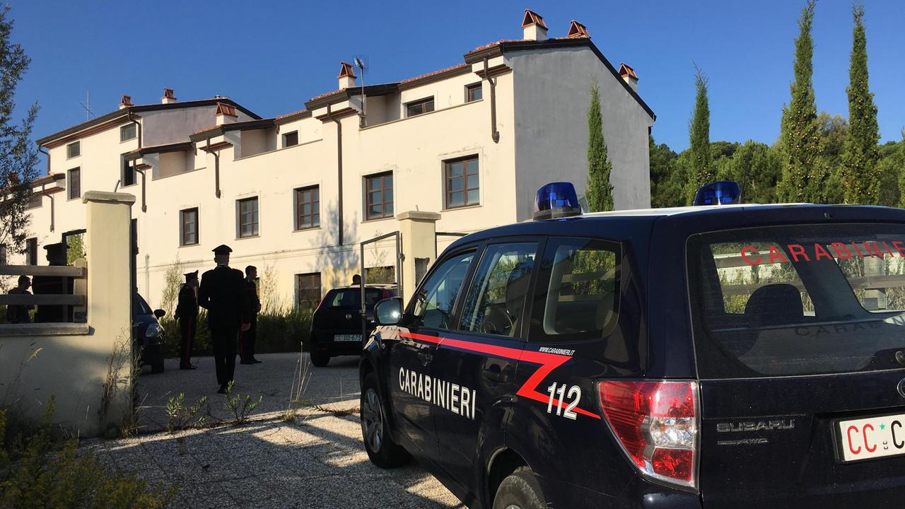 Il casolare dove è trovato il cadavere del giovane (foto Silvi)
