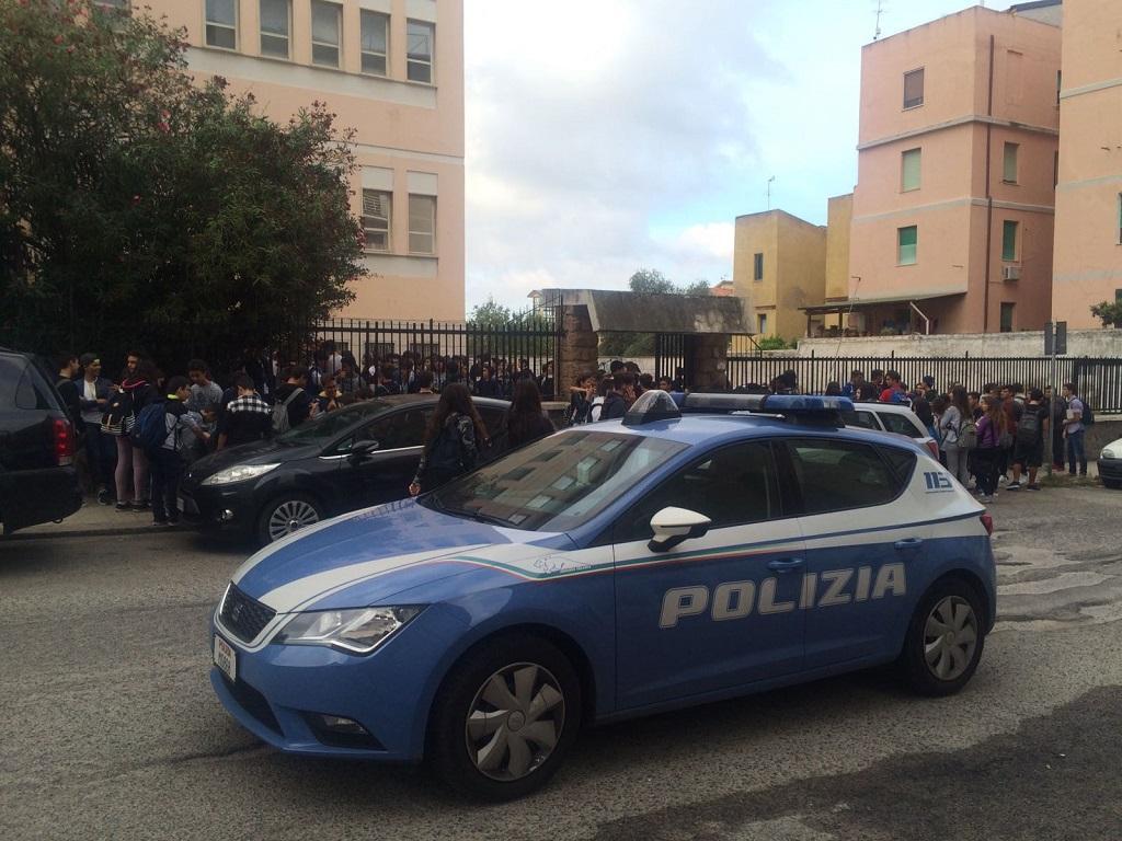 Sassari, la polizia davanti al liceo scientifico Spano