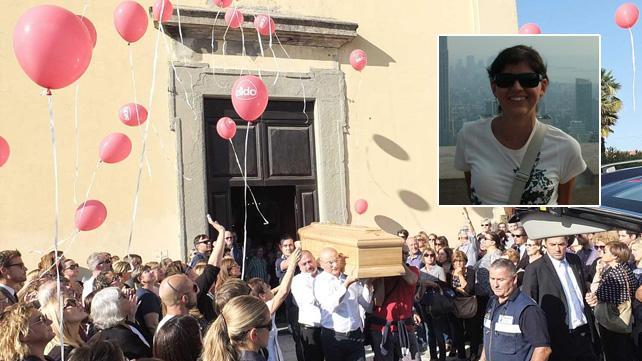La folla ai funerali di Erika Ferri, nel riquadro