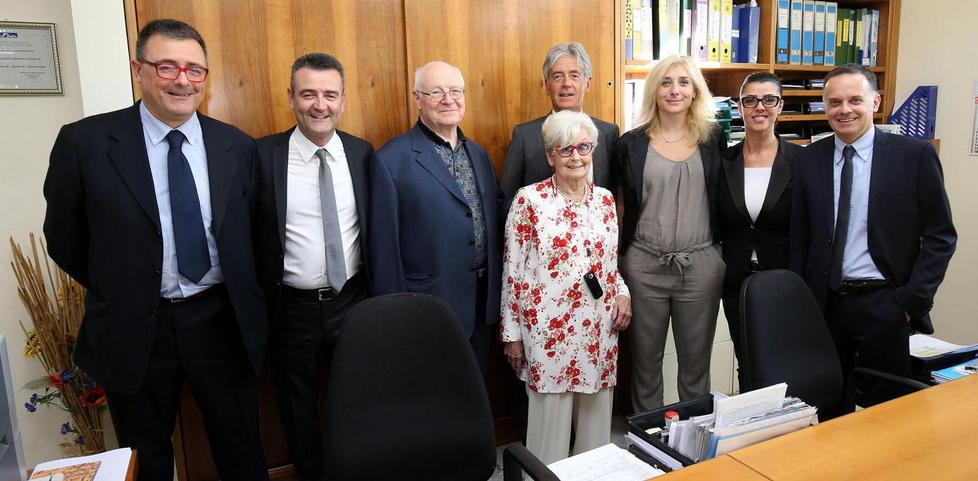 La famiglia Pieri e i collaboratori dell’agenzia assicurativa (foto Nucci)