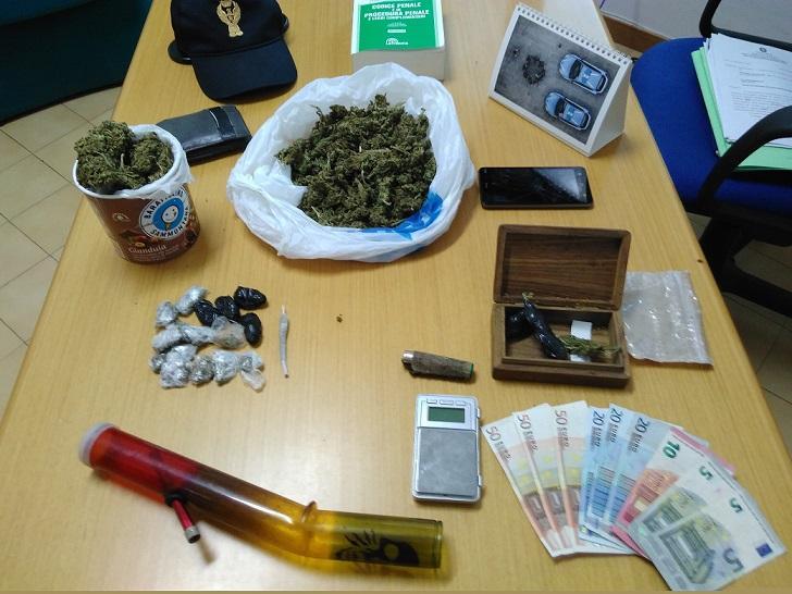 La droga e i soldi recuperati dagli agenti durante il blitz