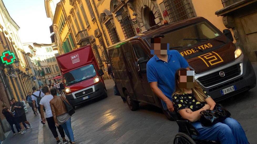 Far west carico-scarico: «Corso Italia sembra l’A12»