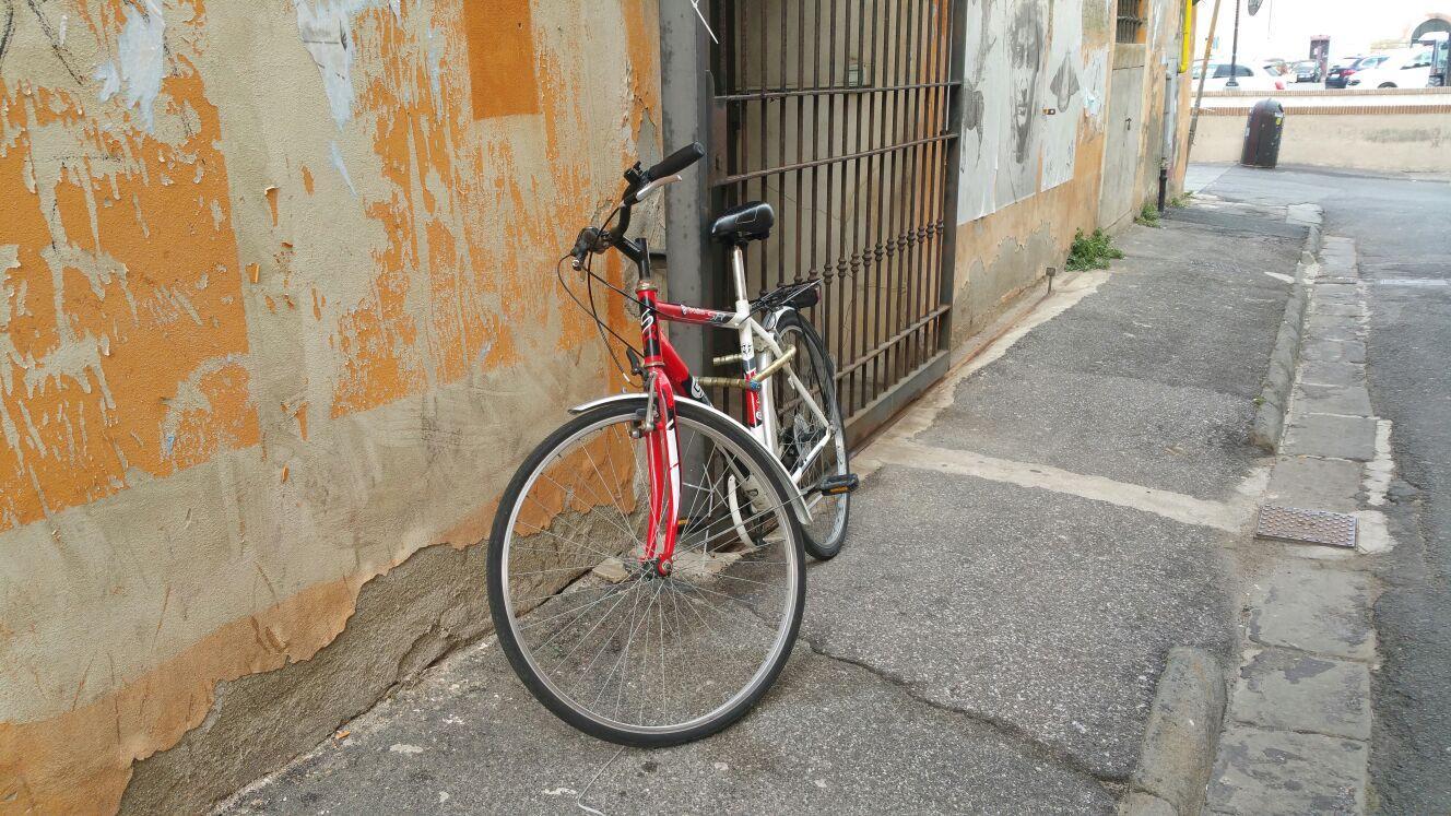 La bici rimossa dai vigili in via delle Acciughe