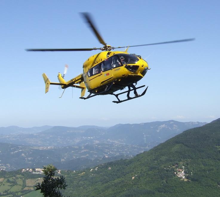 Bimba cade mentre gioca batte la testa e sviene 