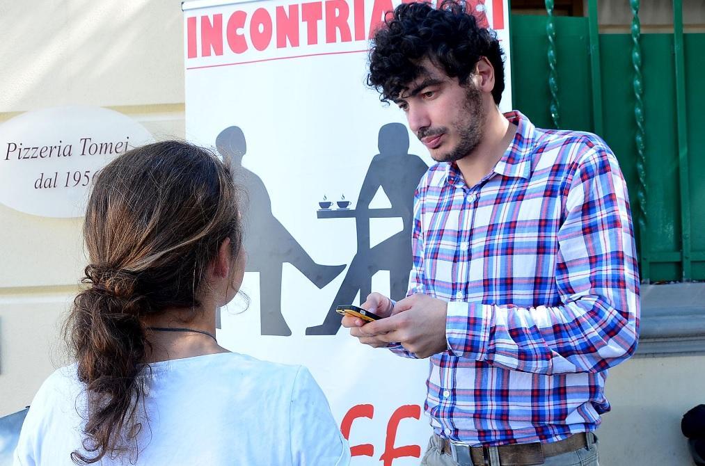 Il nostro Stefano Taglione a Caffè Tirreno per ascoltare una cittadina (Giurovich Pentafoto)