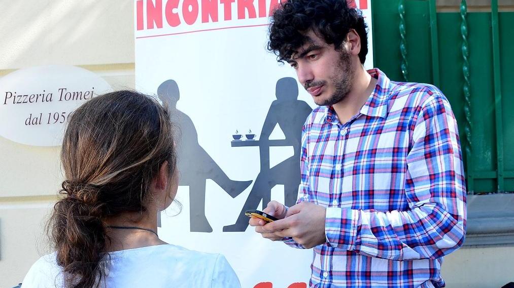 Il nostro Stefano Taglione a Caffè Tirreno per ascoltare una cittadina (Giurovich Pentafoto)
