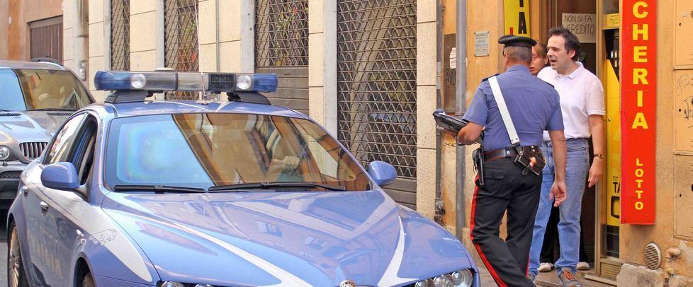 Lo aggrediscono e gli rapinano l’incasso 