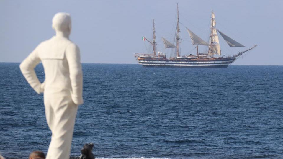 Il marinaio guarda la Vespucci