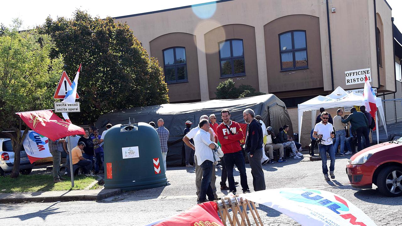 Il presidio dei lavoratori davanti alla fabbrica (foto Franco Silvi)