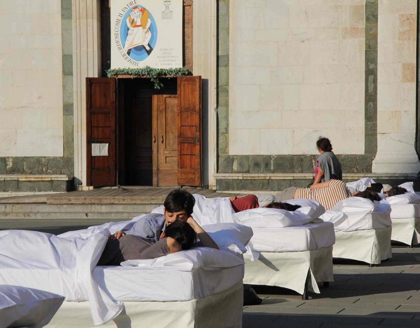 A letto in piazza delle Carceri nell’installazione di Rubio