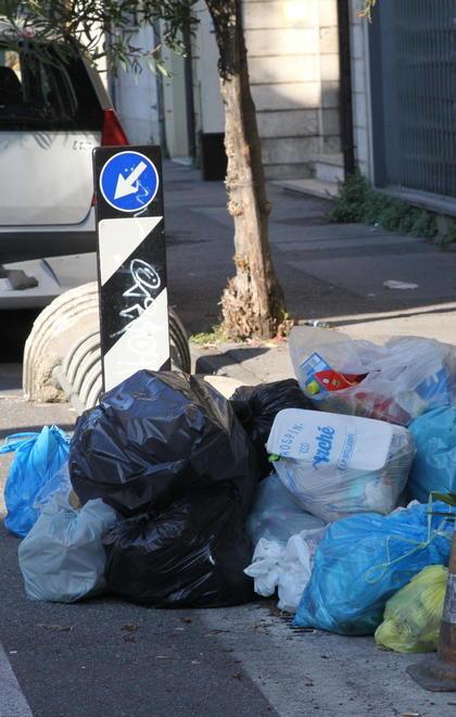 Sacchetti di spazzatura abbandonati lungo le strade