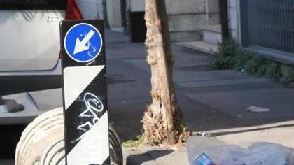 Sacchetti di spazzatura abbandonati lungo le strade
