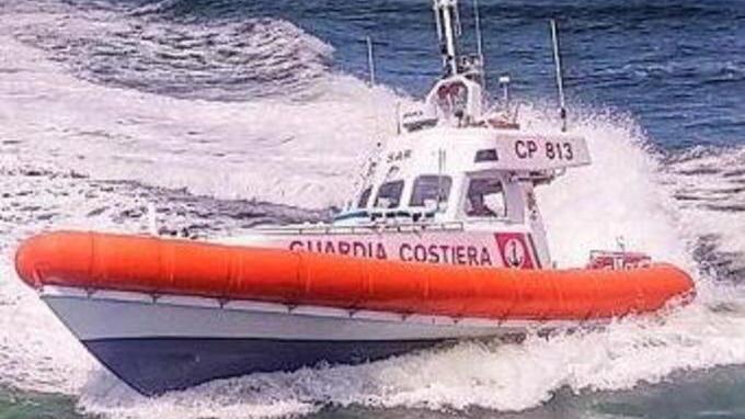 Barca in avaria La Capitaneria salva due persone