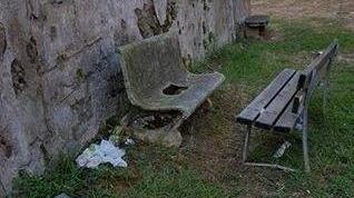 Sporco e degrado nel giardino della Torre medicea
