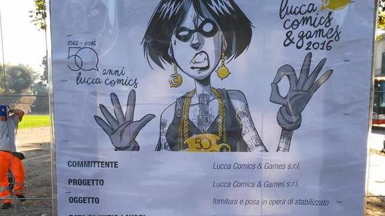 Due cartelli segnalano l’uscita dei mezzi