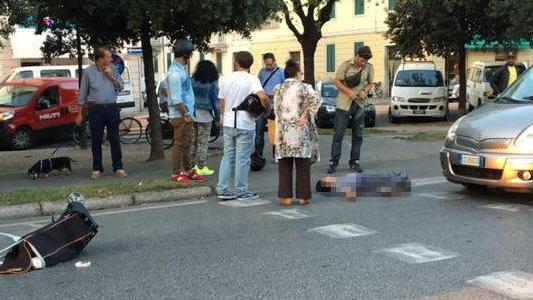 Travolta dall’auto sulle strisce, è grave