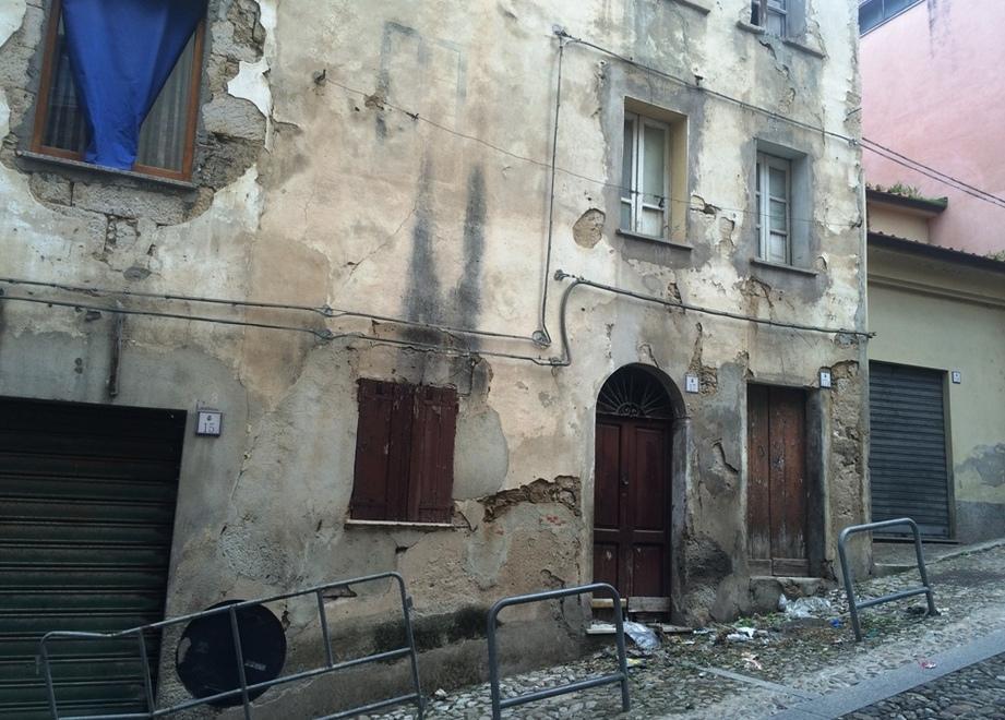 Degrado e sporcizia in via Amsicora