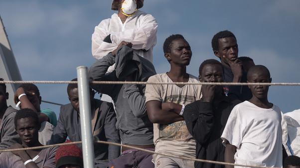 La politica apre le porte agli immigrati