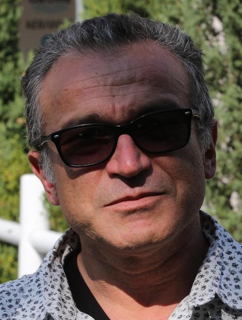 Pranza con due banditi di fianco 