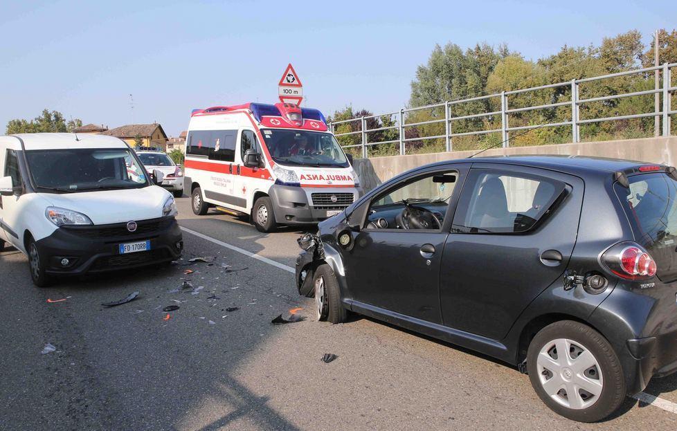 Incidente alla rotonda, un ferito 