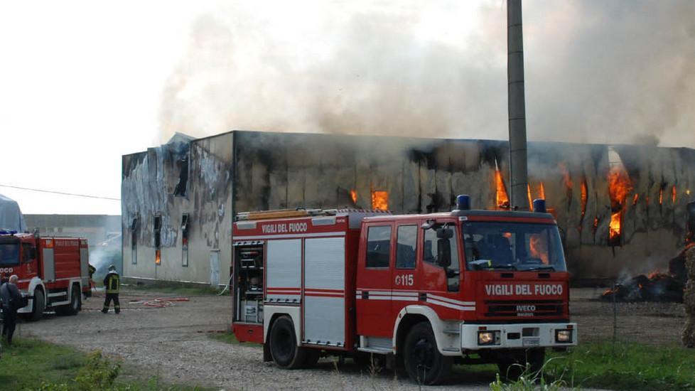 In fiamme migliaia di quintali di paglia