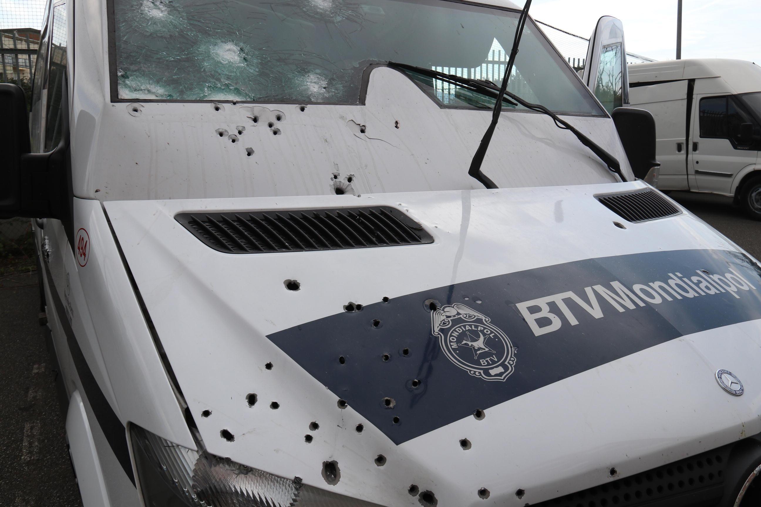 Il furgone portavalori crivellato dai colpi sparati dai banditi