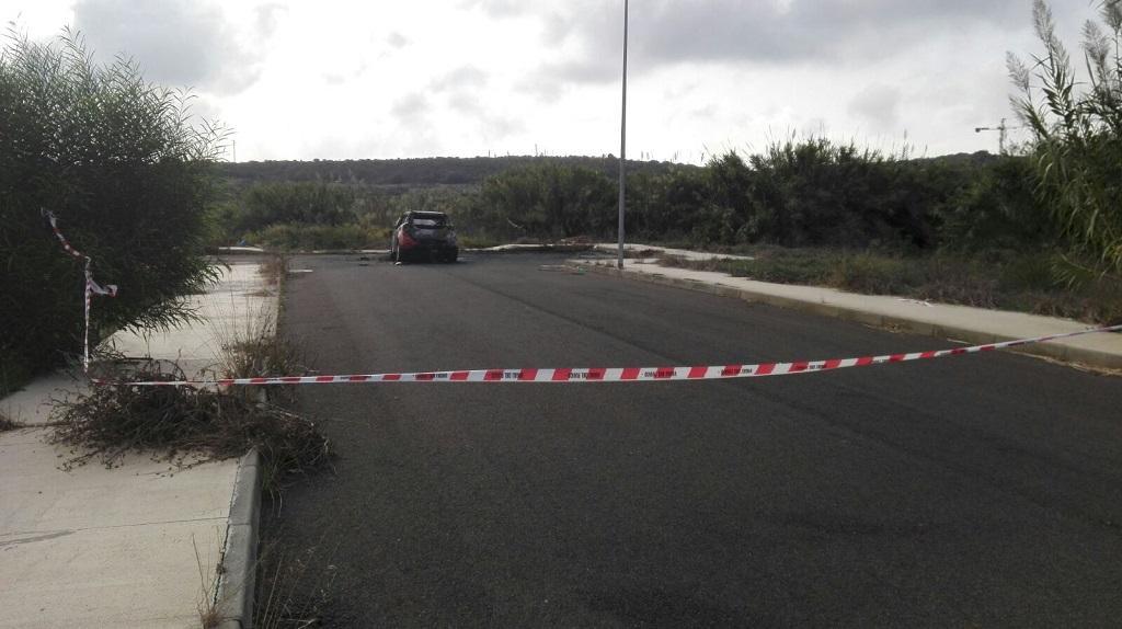L'auto nella quale si è dato fuoco il pensionato