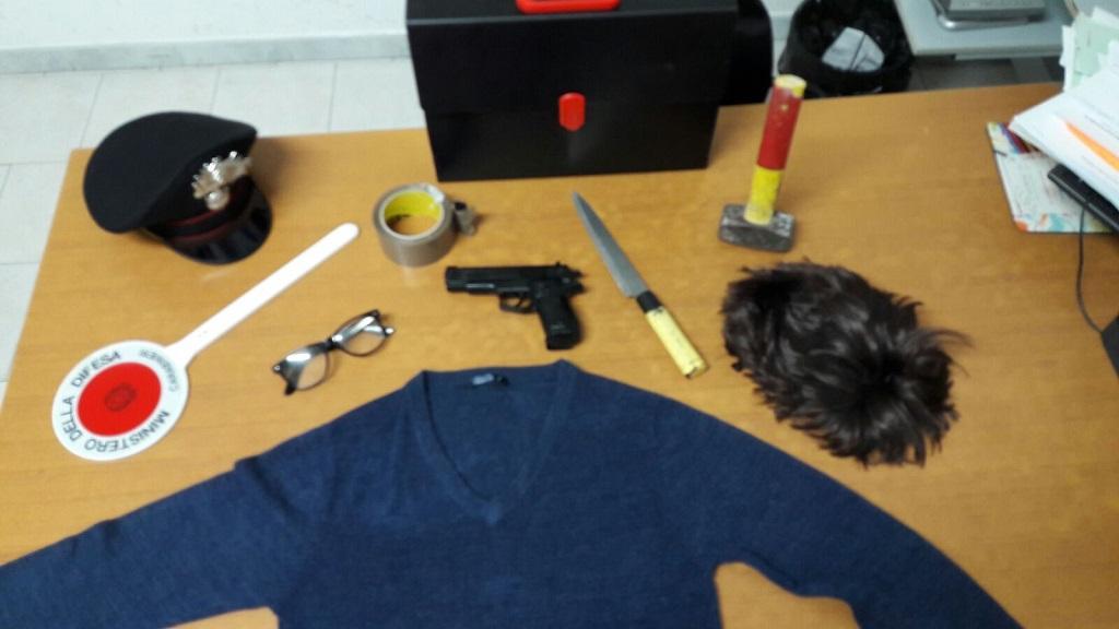 L'arma e la parrucca del rapinatore