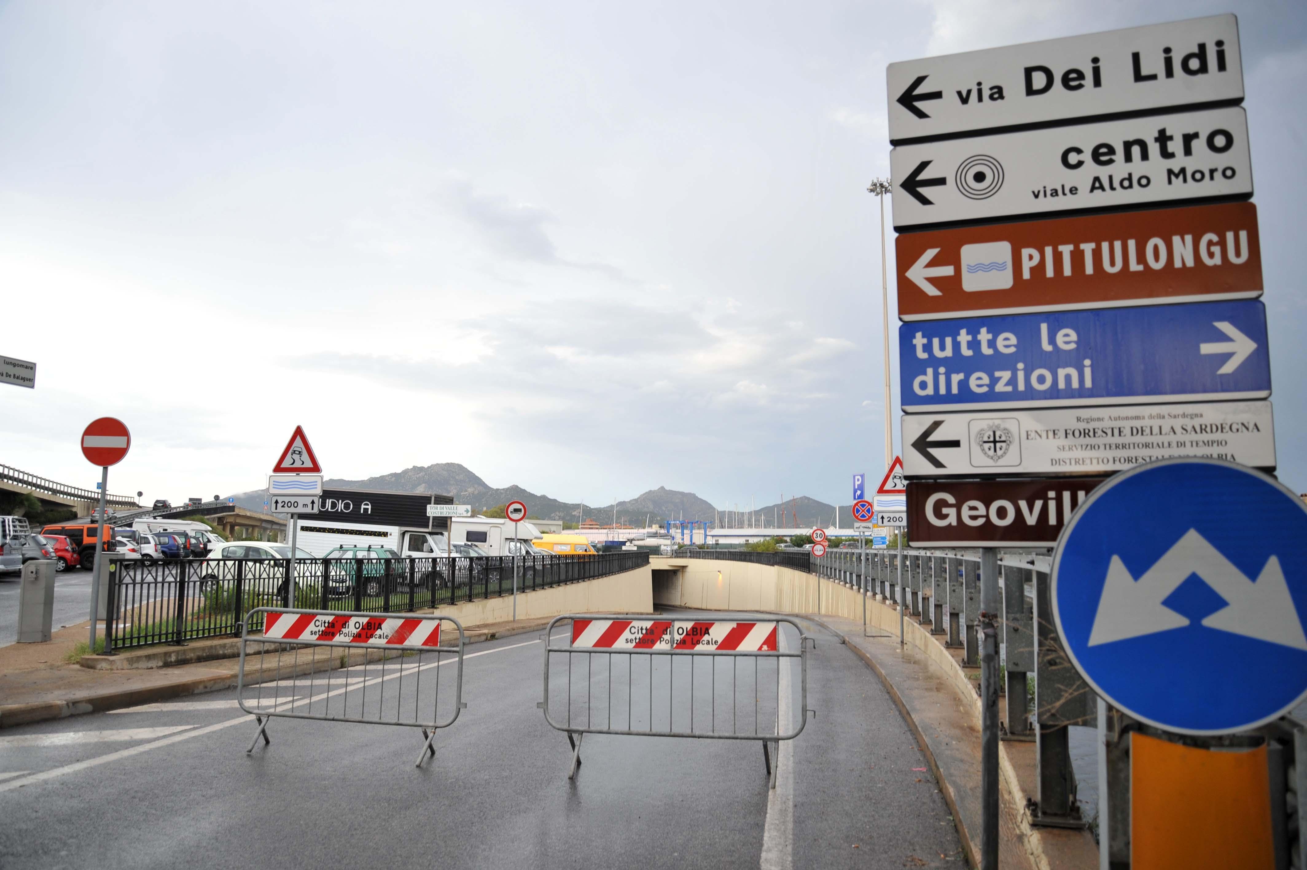 Olbia, pochi minuti di pioggia e la città va in tilt: chiusi i due sottopassi e una decina di strade 