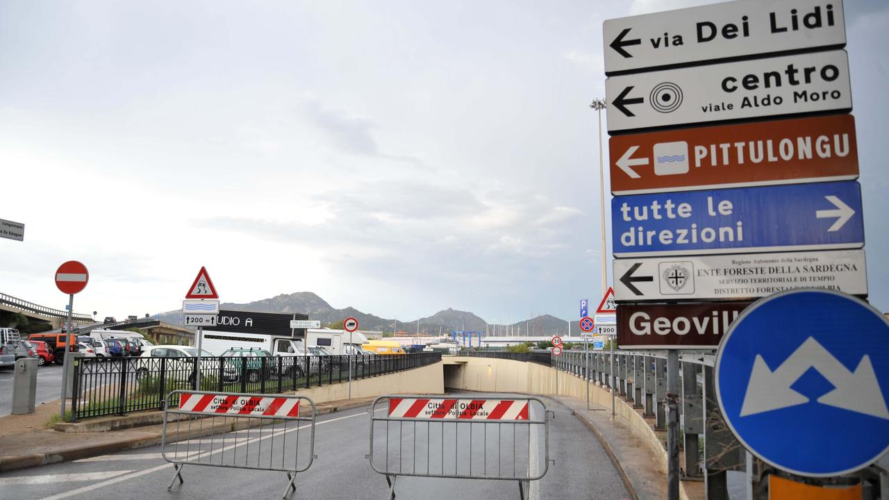 Olbia, pochi minuti di pioggia e la città va in tilt: chiusi i due sottopassi e una decina di strade