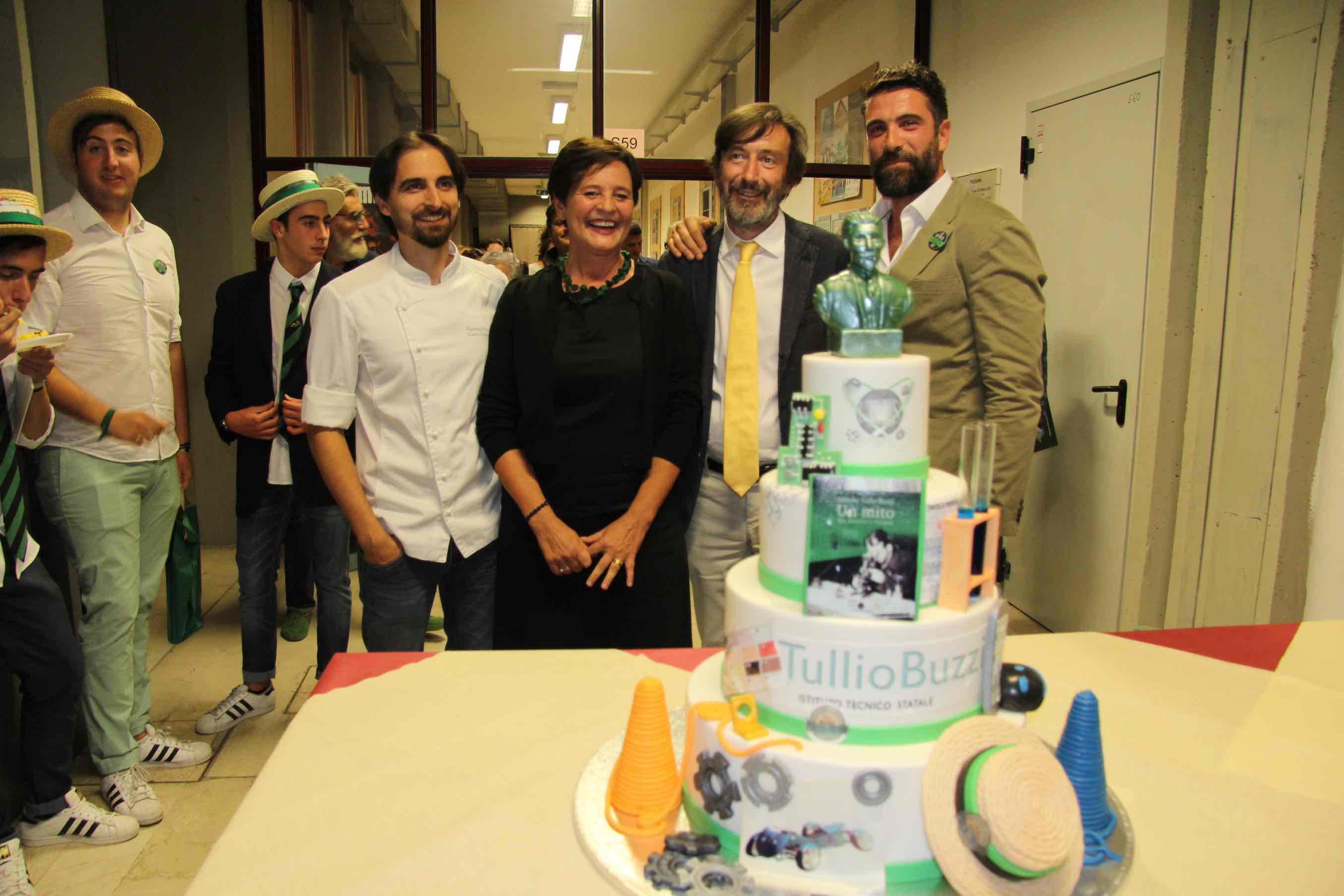 La torta realizzata per i 130 anni dell'istituto Buzzi