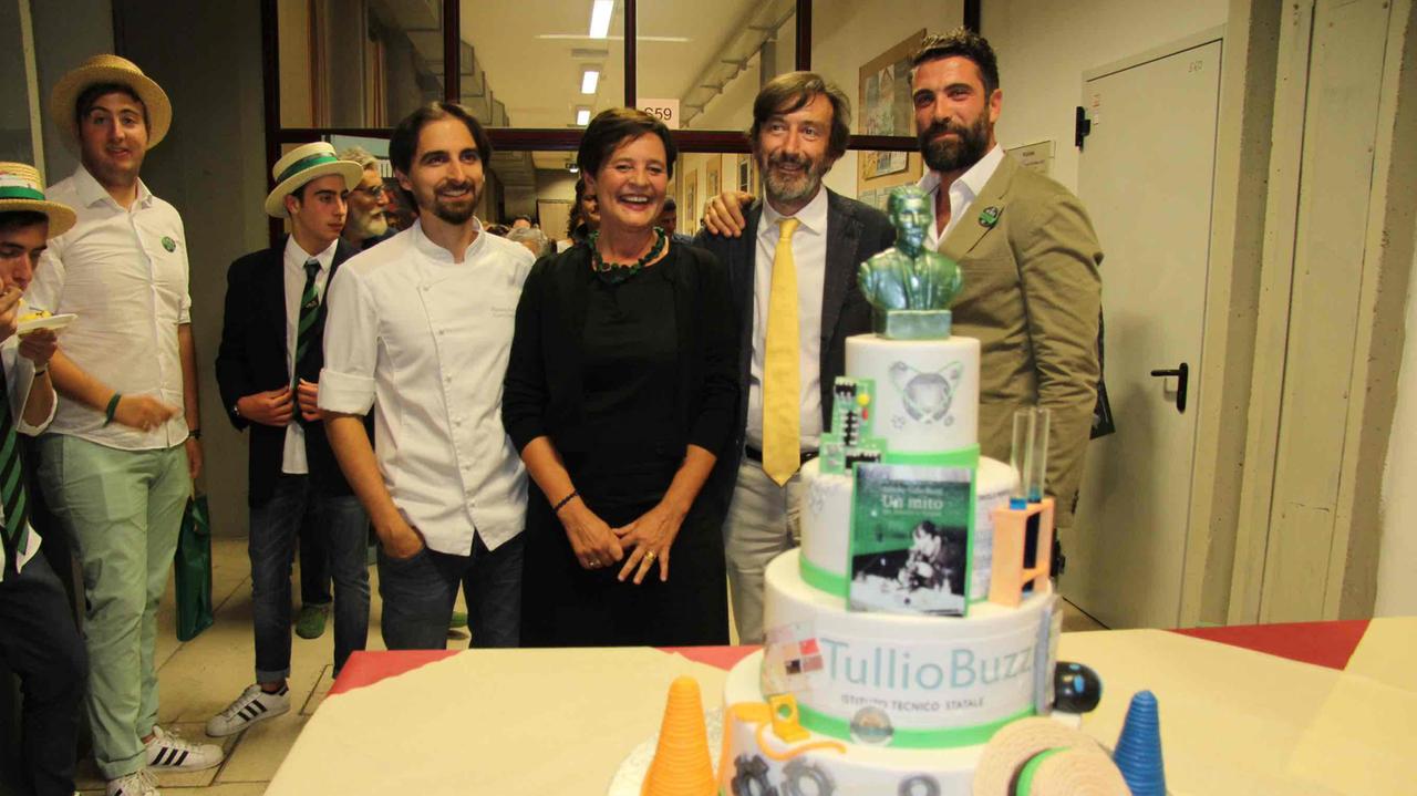 La torta realizzata per i 130 anni dell'istituto Buzzi