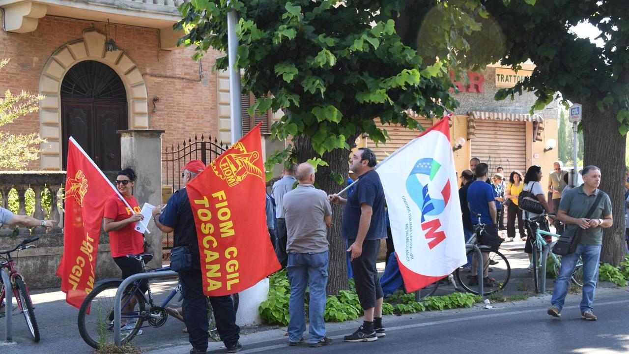 Uno sciopero degli operai della Piaggio davanti allo stabilimento di Pontedera (Foto di Franco Silvi)