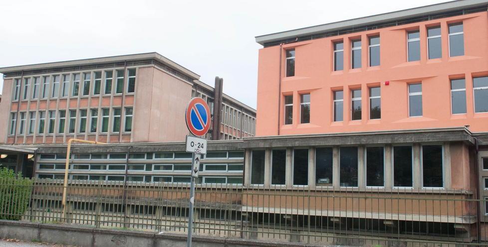 A destra l'edificio nel quale i lavori sono in fase di completamento (Foto Sernacchioli)