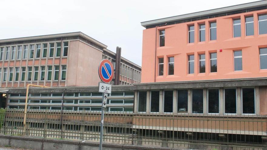 A destra l'edificio nel quale i lavori sono in fase di completamento (Foto Sernacchioli)