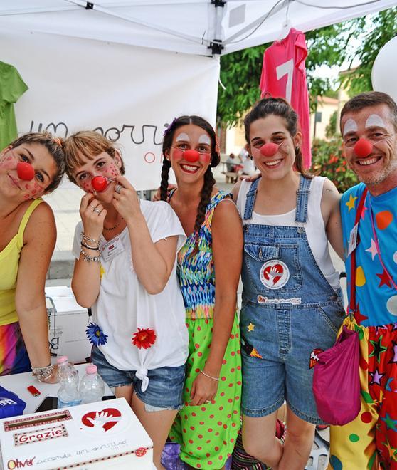 Un gruppo di animatori dell’associazione Oliver accende un sorriso (foto Falorni)