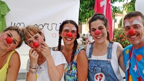Un gruppo di animatori dell’associazione Oliver accende un sorriso (foto Falorni)