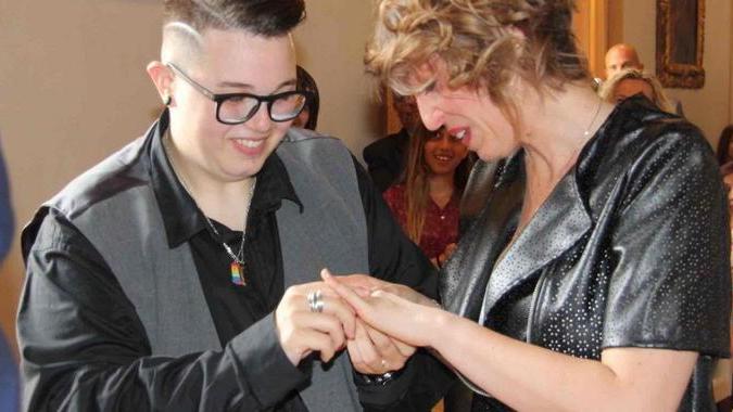 Il “sì” di Chiara e Ilaria tra applausi e lacrime