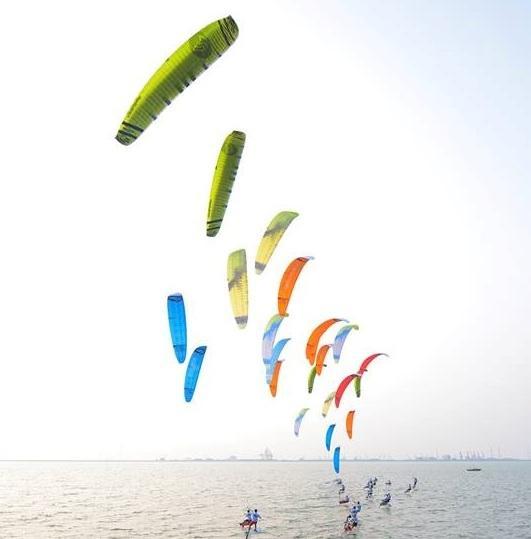 Blade Runner, a Talamone i campioni di kitesurf