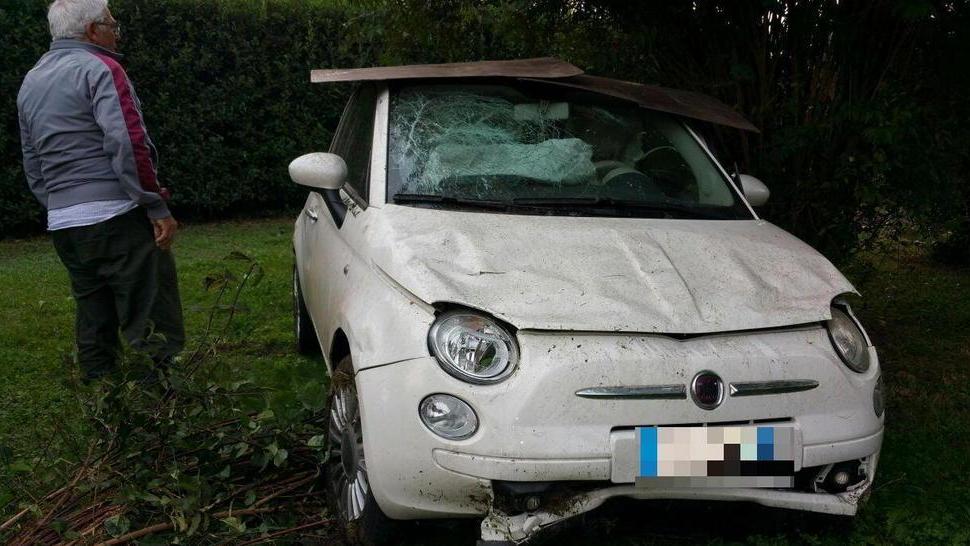 Automobile esce di strada e vola dentro un giardino