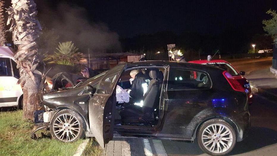 Finiscono contro un albero, li aiutano i vigili giurati