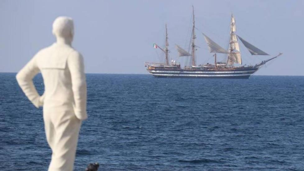 Arriva la Vespucci e incanta tutti...