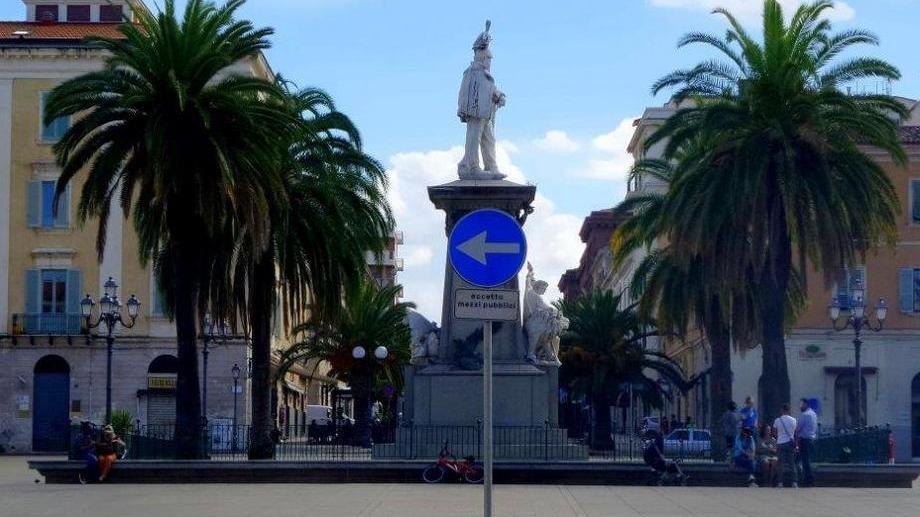 Un cartello piantato sul pavimento